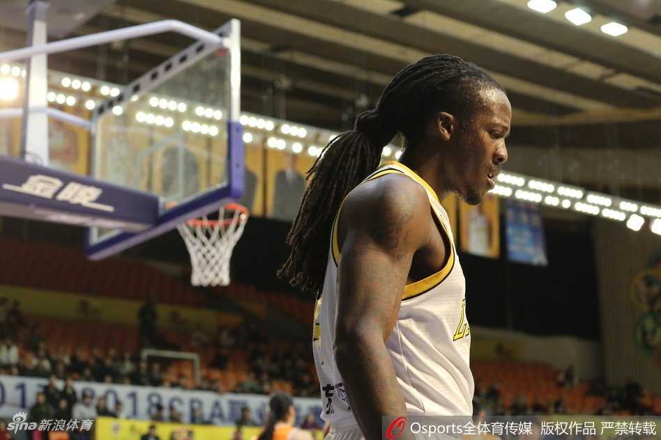 胡金秋高高跃起，像展翅的雄鹰般将篮板球稳稳收入囊中，脸上写满了年轻领袖的坚毅与对胜利的无限渴望。