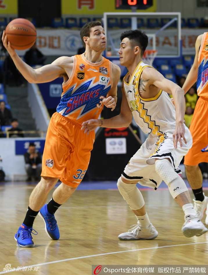 明纳拉斯如猛兽出笼般强行突破，无视防守人的拉拽，用强悍的身体对抗完成得分，为上海队保留了最后的希望之光。