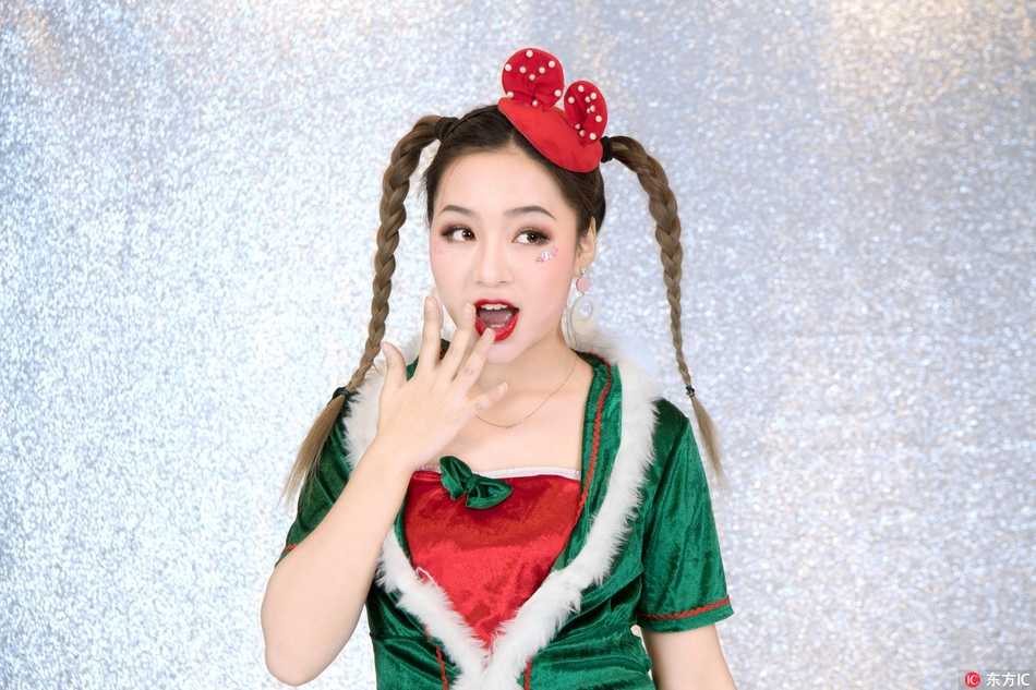 广厦啦啦宝贝圣诞写真喜庆登场送祝福 广厦啦啦队热舞瞬间,动感身姿配合圣诞装饰,将节日氛围推向高潮