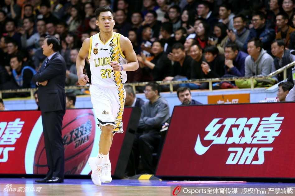 新疆队西热力江目光如炬，紧紧跟防广厦队的进攻球员，他的双手不断干扰着对手的运球路线，展现了铁血防守本色。