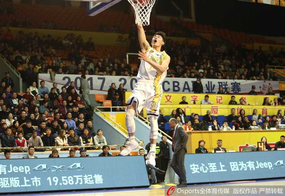 广厦外援博洛西斯在吉林内线悍将的贴身紧逼下，依然稳健地控制着篮球，他的眼神坚定，正在寻找最佳的时机将球分给外线插上的队友，展现欧洲内线的细腻技术。