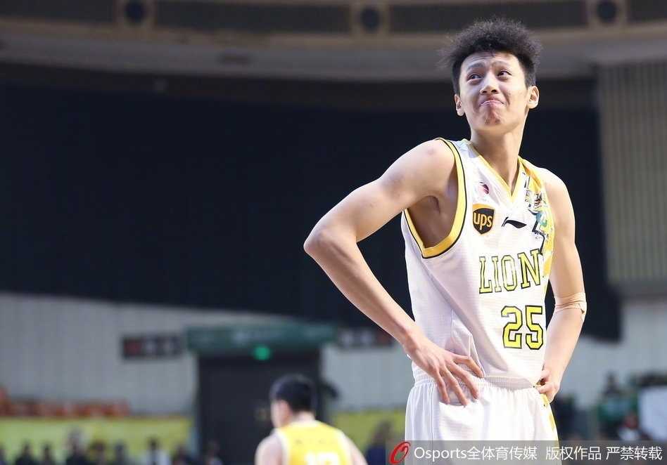 广厦火力全开狂胜同曦,青春风暴缔造八人上双纪录 广厦核心福特森在对手严密防守下依然神情自若,他送出一记手术刀般的精准传球瞬间撕裂了同曦队的防线。