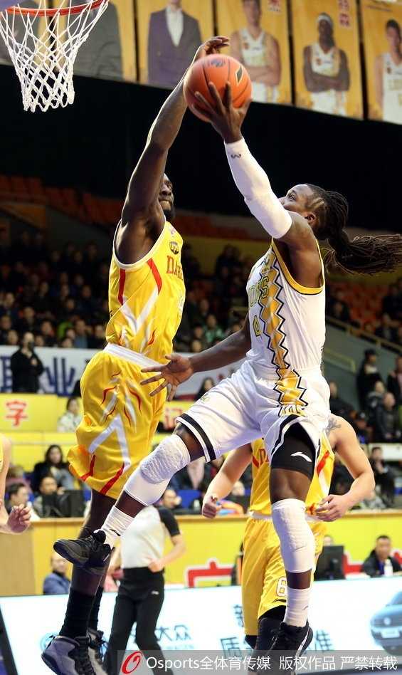 广厦火力全开狂胜同曦,青春风暴缔造八人上双纪录 刘铮在反击中如猎豹般迅捷,他接球后腾空而起,上演了一记单手劈扣,用最暴力的方式宣泄着广厦全队火热的斗志。