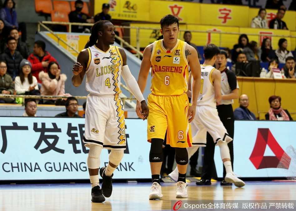 广厦火力全开狂胜同曦,青春风暴缔造八人上双纪录 孙铭徽持球快速突破,他面对防守毫无惧色,眼中满是篮筐,下一秒他便要用速度和爆发力撕开对手的最后一道屏障。