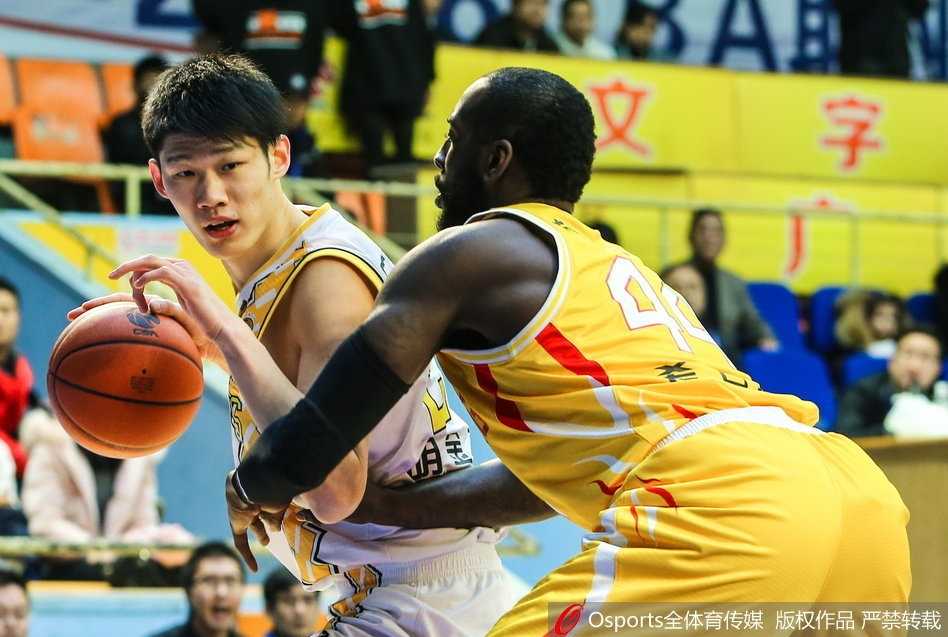 广厦火力全开狂胜同曦,青春风暴缔造八人上双纪录 年轻的胡金秋用一记标志性的中距离跳投稳稳命中,他坚定的眼神中透露出超越年龄的成熟,仿佛在诉说这是他的常规操作。