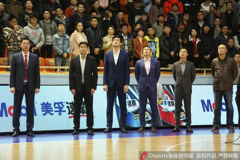 广厦火力全开狂胜同曦,青春风暴缔造八人上双纪录 广厦外援博洛西斯在低位背身单打,他利用强壮的身体卡住位置,随后一个漂亮的转身勾手,篮球划过一道弧线空心入网。