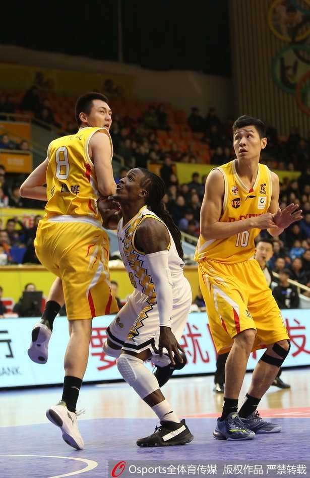 广厦火力全开狂胜同曦,青春风暴缔造八人上双纪录 博洛西斯在对手的拉拽下依然强行上篮,身体在空中失去平衡,但篮球依然神奇地飞向篮筐,展现了欧洲内线柔和的终结手感。