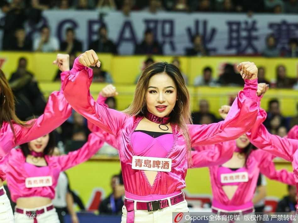 广厦篮球宝贝演绎力与美 赛场热舞点燃萧山战神之夜 广厦啦啦队员们围成一圈同步舞动,动作整齐充满张力,展现出团队间深厚的默契与牢不可破的姐妹情谊。