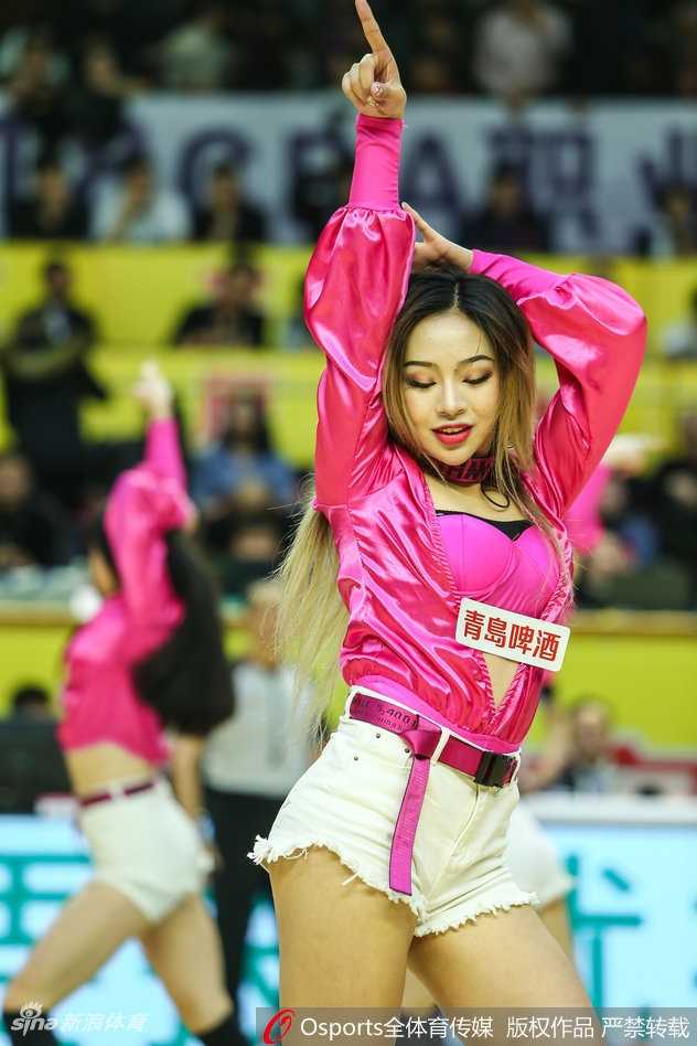 广厦篮球宝贝演绎力与美 赛场热舞点燃萧山战神之夜 两位啦啦队员手持蓝色花球面对面热舞,动感十足,飞扬的发丝与灿烂笑容迸发出无限青春活力。