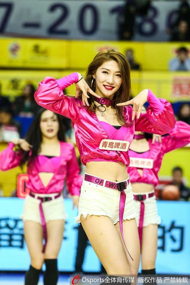 特写镜头下，宝贝眼神坚定自信，精致的妆容与闪亮发饰相得益彰，仿佛在说‘广厦必胜’。