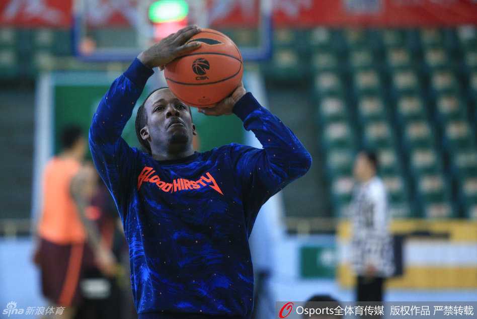 广厦记忆:二零一七春训印记与将帅风采 外援考特尼·福特森在训练馆中舒展身体,目光如炬,仿佛一头即将出击的猎豹,为即将到来的激战做最后准备。