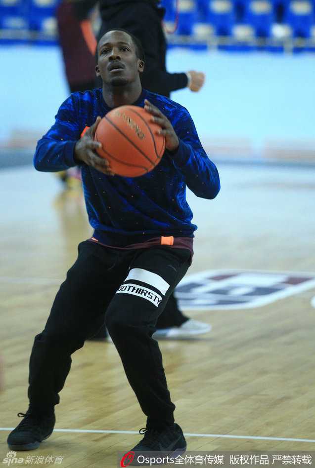 广厦记忆:二零一七春训印记与将帅风采 年轻的胡金秋在内线卡位要球,眼神坚定而犀利,面对防守他的出手动作一气呵成,展现出与他年龄不相符的成熟与果敢。