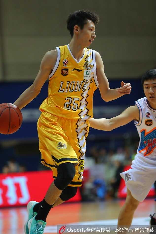 广厦青年军客场掀翻大鲨鱼,福特森三双博洛西斯狂砍三十四分 上海队翟逸如出膛炮弹般底线突破,无视防守强行起跳上篮,身体在空中完全舒展,展现了惊人的爆发力。