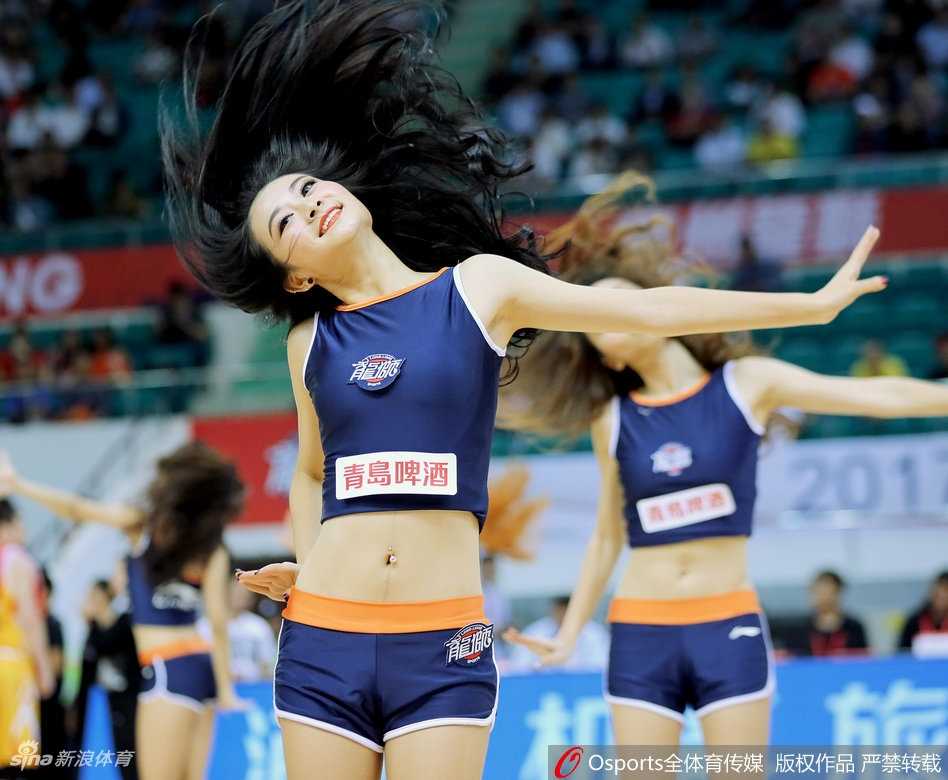 啦啦队员手持黄丝巾尽情舞动，专注的眼神和有力的舞姿，展现出青春的自信与活力