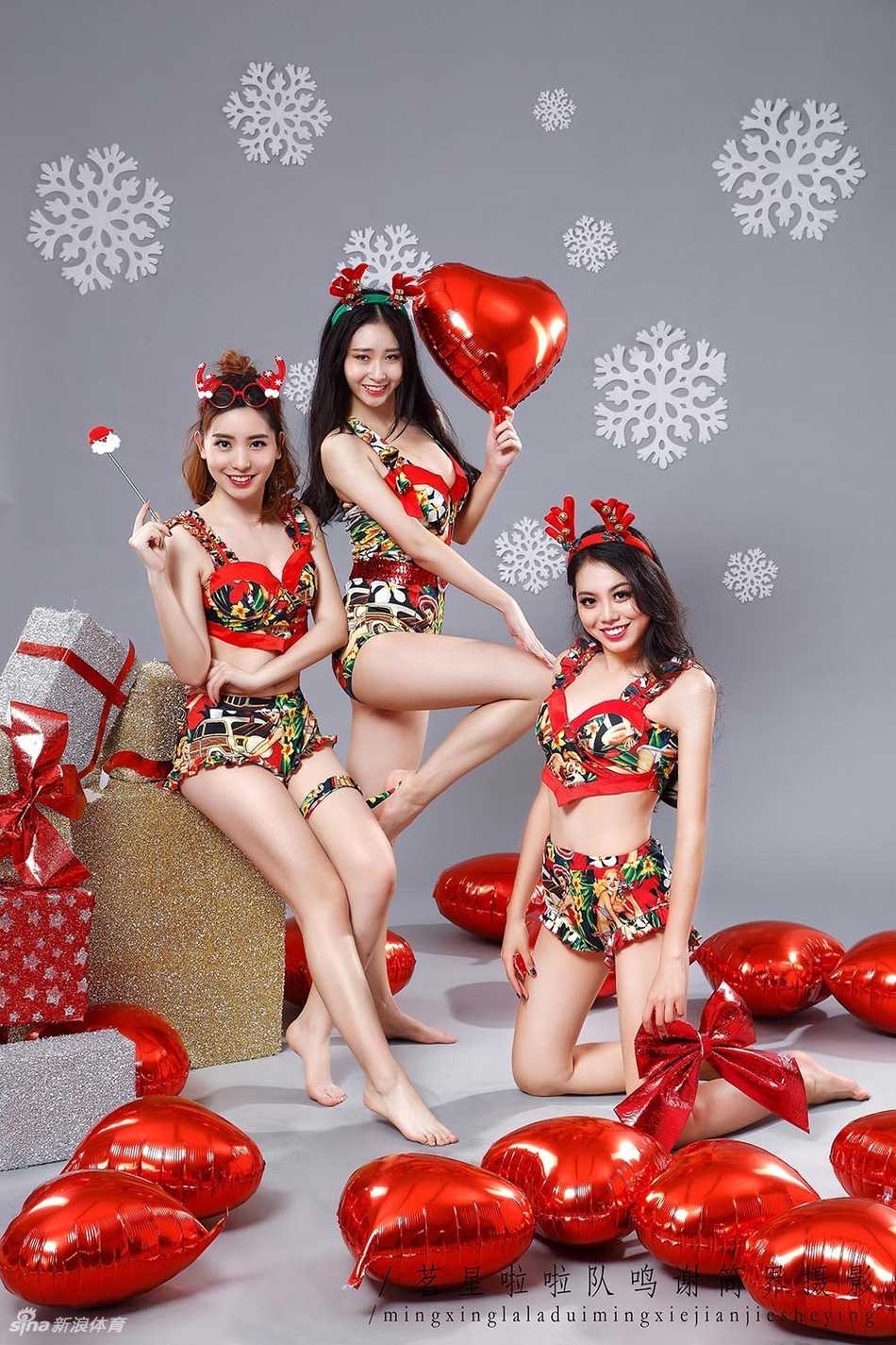 广州男篮茗星啦啦队红艳圣诞写真:赛场下的柔情与热力绽放 特写镜头下,红艳精致的五官搭配闪亮的节日彩妆,她轻轻托腮,指尖的璀璨与眼中的星光交相辉映,仿佛在诉说对篮球与舞蹈的深情告白。