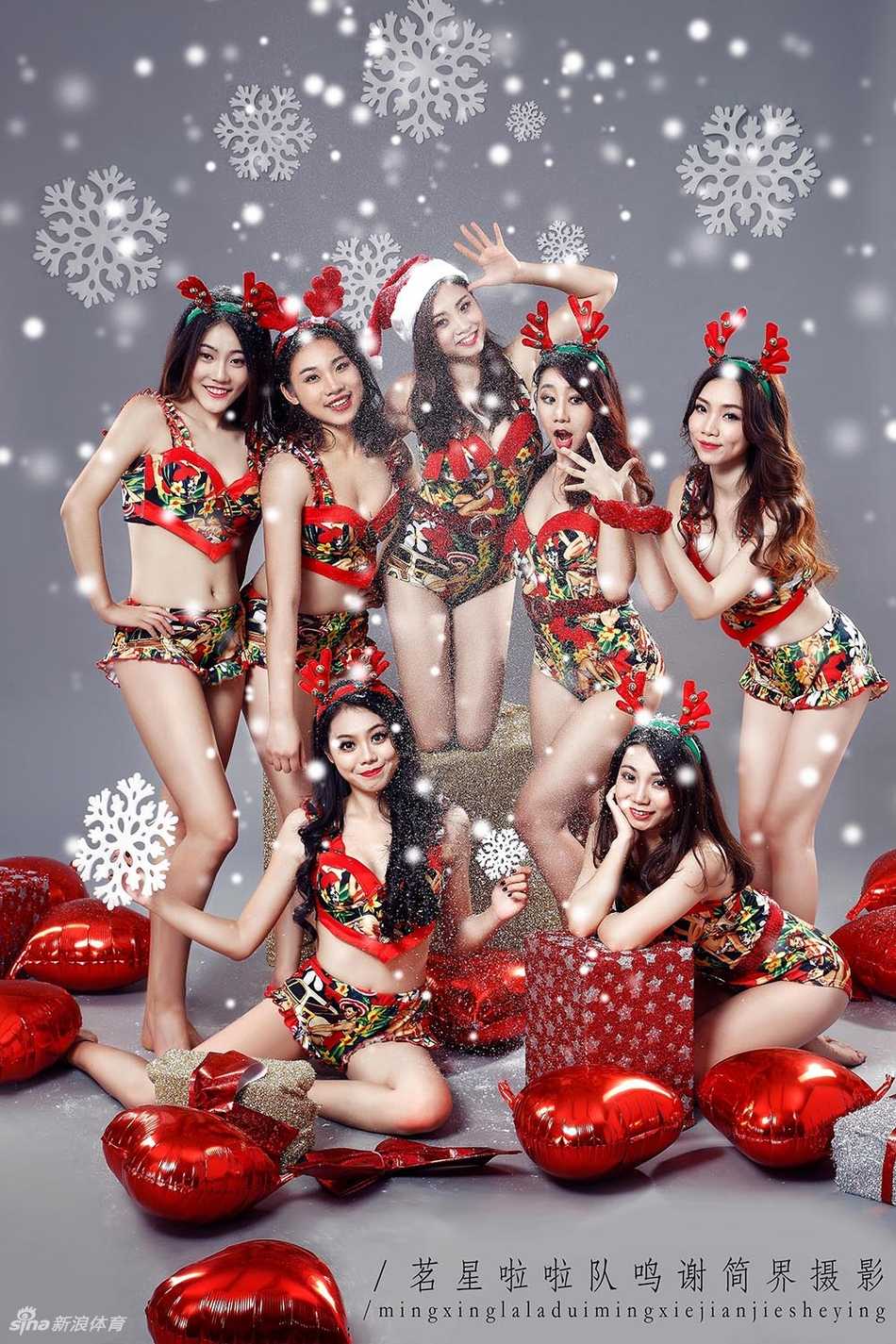 广州男篮茗星啦啦队红艳圣诞写真:赛场下的柔情与热力绽放 红艳身着一袭 festive 红色丝绒套装,在璀璨的圣诞树背景下,眼神中流露出温柔的笑意,仿佛将赛场的热情化作了节日的暖流。
