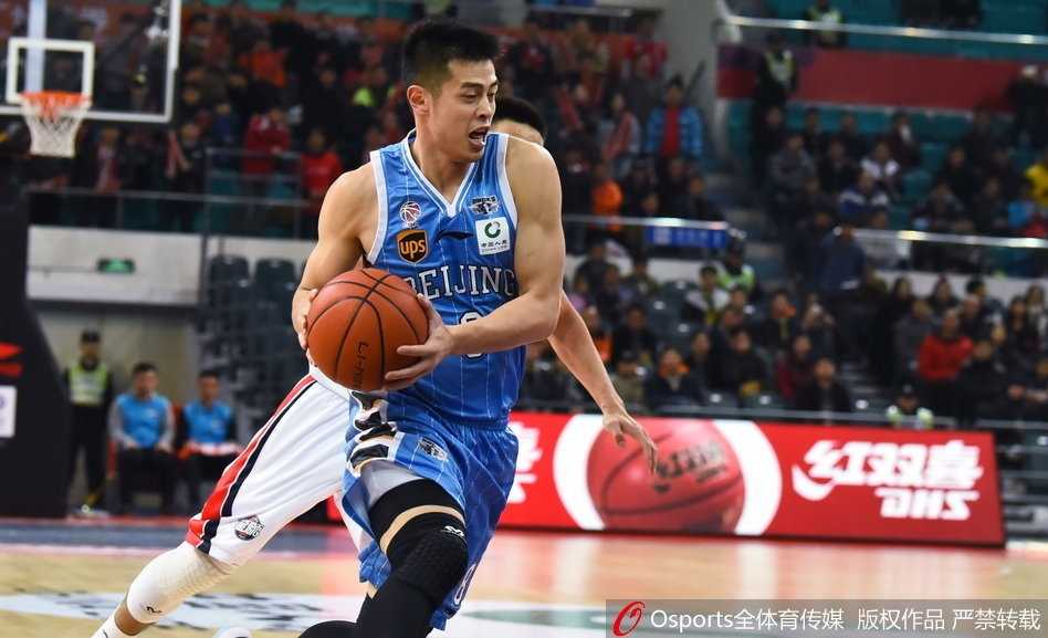 广州队外援汉斯布鲁在三人包夹下依然摘下前场篮板，他怒吼着强行起跳，肌肉线条分明的手臂将球狠狠地砸进篮筐，整个球馆为之沸腾。