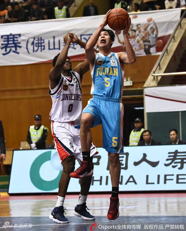 广州险胜福建终结连败,克里斯顿狂砍39分导演惊天大逆转 广州队获胜功臣克里斯顿运球观察,他的每一次触球都牵动着全场球迷的心,是球队进攻的大脑和尖刀。