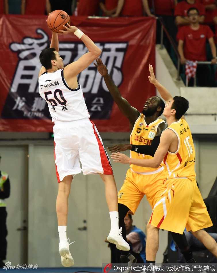 广州龙狮主场大胜南京同曦 弗格引领下半场风暴 弗格迎着防守干拔跳投,皮球在空中划出彩虹弧线,这是属于得分王的自信时刻