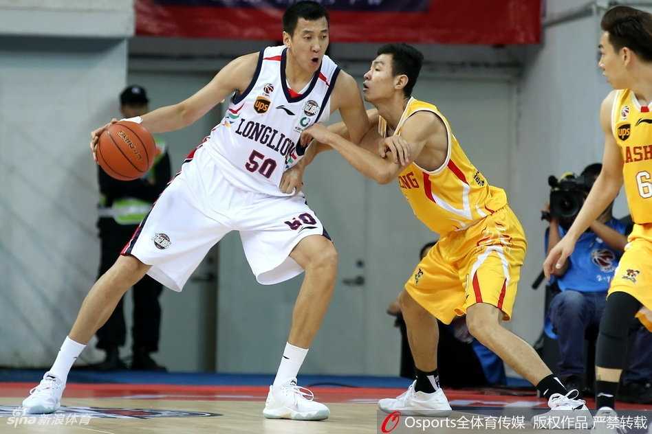 广州龙狮主场大胜南京同曦 弗格引领下半场风暴 广州队后卫如猎豹般冲破同曦防线,开场便用不知疲倦的撕咬式防守奠定比赛基调