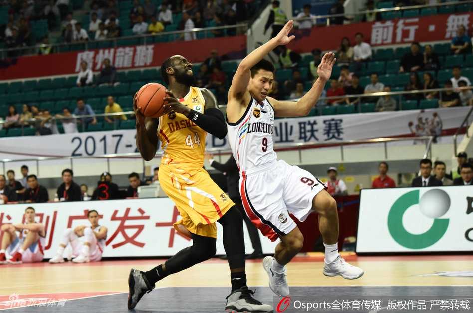 广州龙狮主场大胜南京同曦 弗格引领下半场风暴 广州队将士们紧紧相拥,汗水与激情交织成一幅热血篮球的画卷