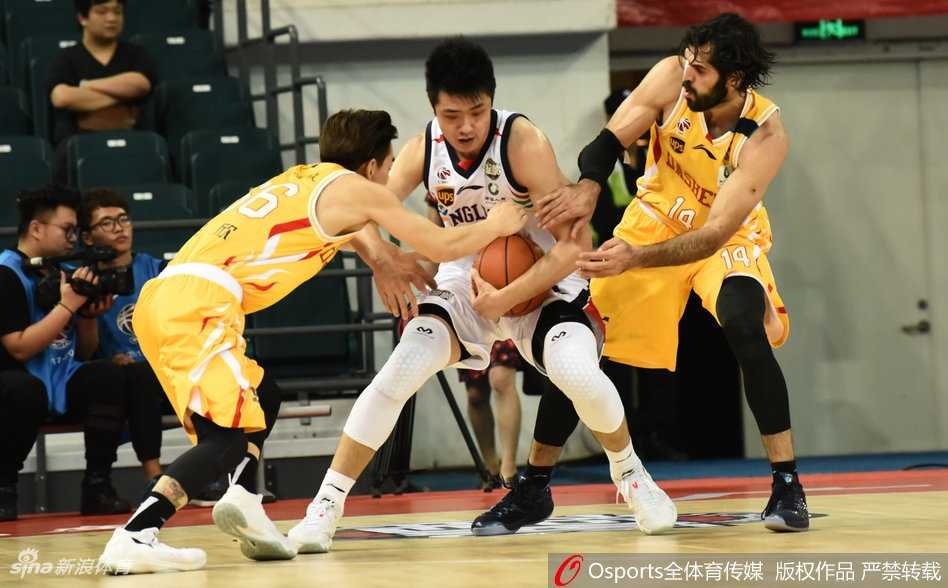 广州龙狮主场大胜南京同曦 弗格引领下半场风暴 桑尼在肌肉丛林中强硬起跳,用指尖将球拨向篮筐,彰显内线霸主本色