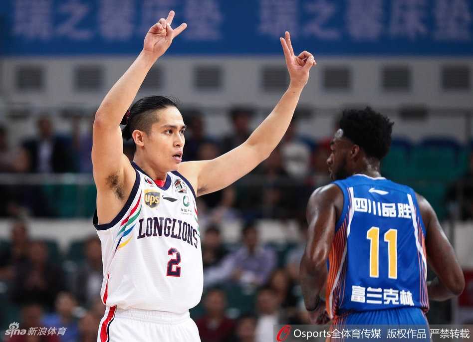 广州龙狮主场大胜四川品胜 三外援联手导演进攻狂潮 比赛结束后,广州队全体球员在场边围成一圈,为汉斯布鲁庆祝生日,场面温馨