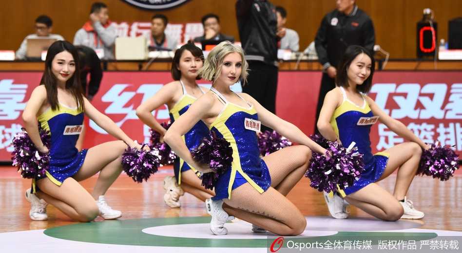 广州龙狮主场靓丽风景线,洋宝贝领衔啦啦队热舞引爆全场 中场休息时,啦啦队员们俯身摆出酷炫的结束造型,紧身热裤将挺翘的臀部曲线勾勒得淋漓尽致,手臂与背部的肌肉线条在汗水浸润下闪着微光,她们不仅是舞者,更是赛场上用身体书写力与美的艺术家。