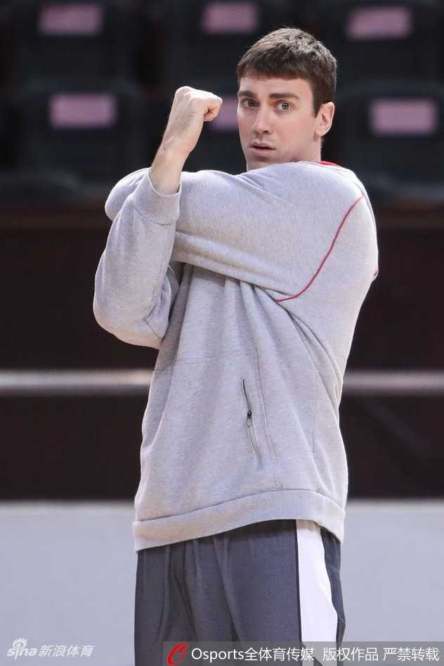 赛前热身完毕，广州男篮全体队员围成一圈，把手叠在一起高声呼喊加油，团队士气已燃至顶点。