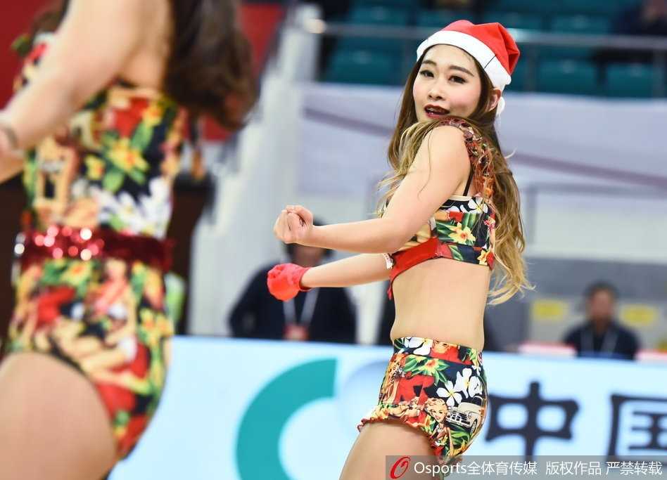 广州龙狮圣诞夜激战深圳,篮球宝贝热舞引爆全场 一位篮球宝贝手持彩球,头戴圣诞鹿角,在赛场边露出甜美微笑。