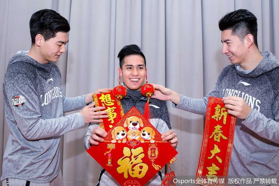 广州龙狮新春贺岁照里藏玄机,那些年我们一起追过的季后赛梦想 宝岛核心陈盈骏眉眼弯弯,俏皮地将大红灯笼挂在耳边,喜庆的红色映衬着他阳光的笑容,仿佛在用这种特别的方式向所有球迷传递着新春的福气与季后赛的喜悦。