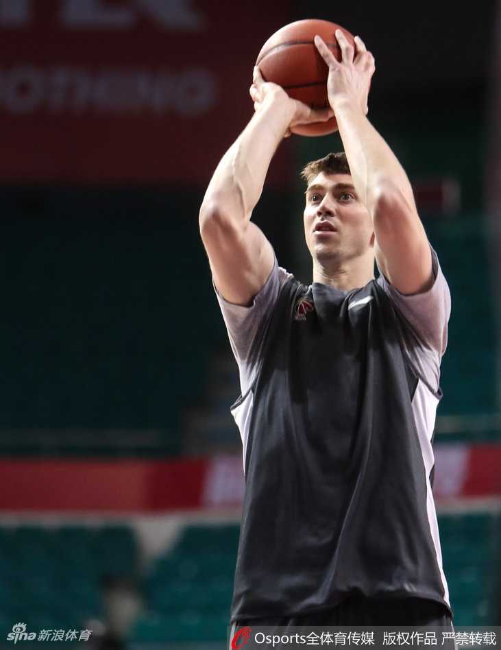 训练结束后，罗旭东加练运球，汗水浸湿了球衣，依然全神贯注地控制着篮球的节奏。