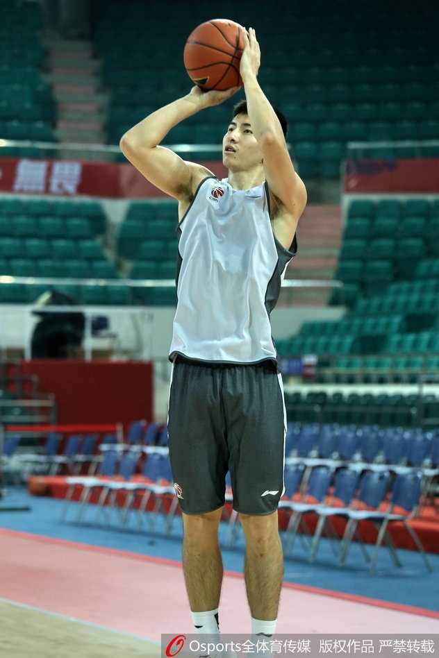 内线悍将汉斯布鲁在对抗中强硬卡位，他丰富的进攻手段让他在训练赛中几乎无法被阻挡。