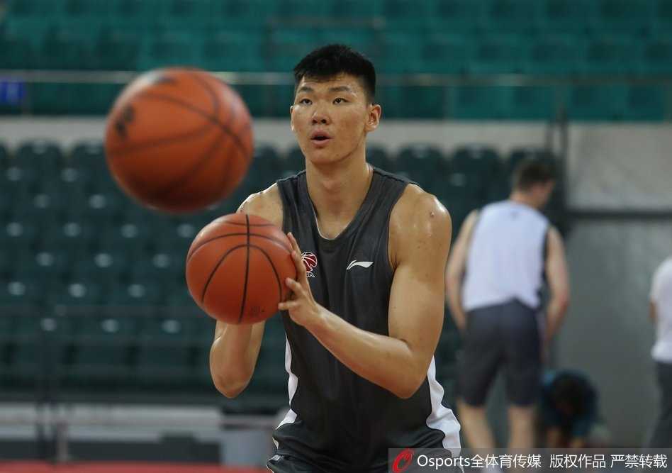 助理教练正拉着一位年轻球员单独讲解跑位细节，这种因材施教的指导让年轻球员能更快地理解战术体系。