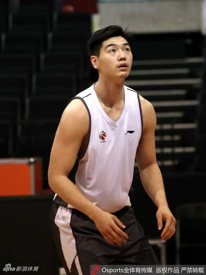 最后的冲刺训练，范子铭咬紧牙关，即使疲惫也绝不减速，手中的跳绳在他身边形成一道保护圈，守护着他对胜利的渴望。