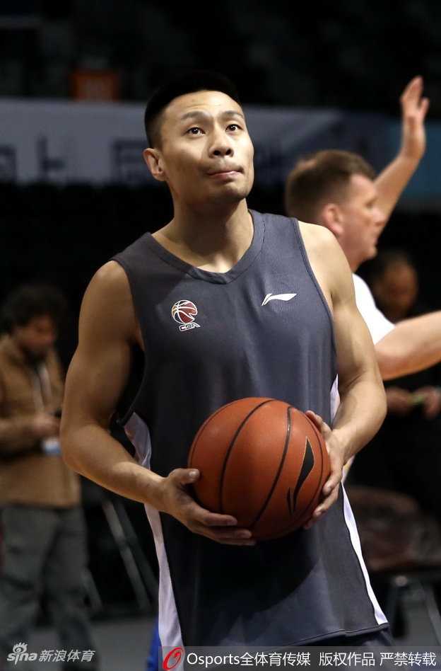 汗水顺着范子铭的发梢滑落，浸湿了训练服，但他依旧神情坚定，手中的跳绳像是连接着与梦想之间的纽带。