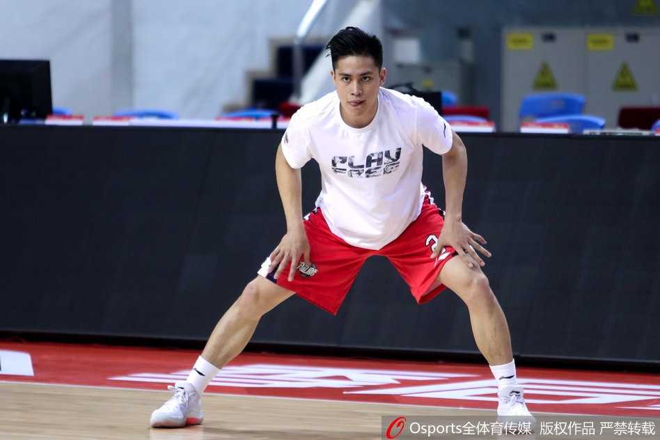 训练结束后，全体队员围成一圈，将手叠在一起，高喊着鼓舞士气的口号。在这一刻，他们不仅是队友，更是并肩作战的兄弟，团结的力量仿佛能穿透体育馆的屋顶，直冲云霄。