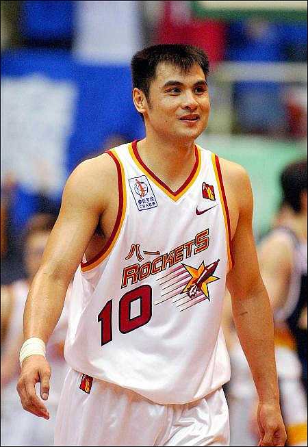 八一男篮全队围抱在一起，仿佛一座坚不可摧的战斗堡垒，这不仅是胜利的庆祝，更是兄弟情深、生死与共的战友情谊。