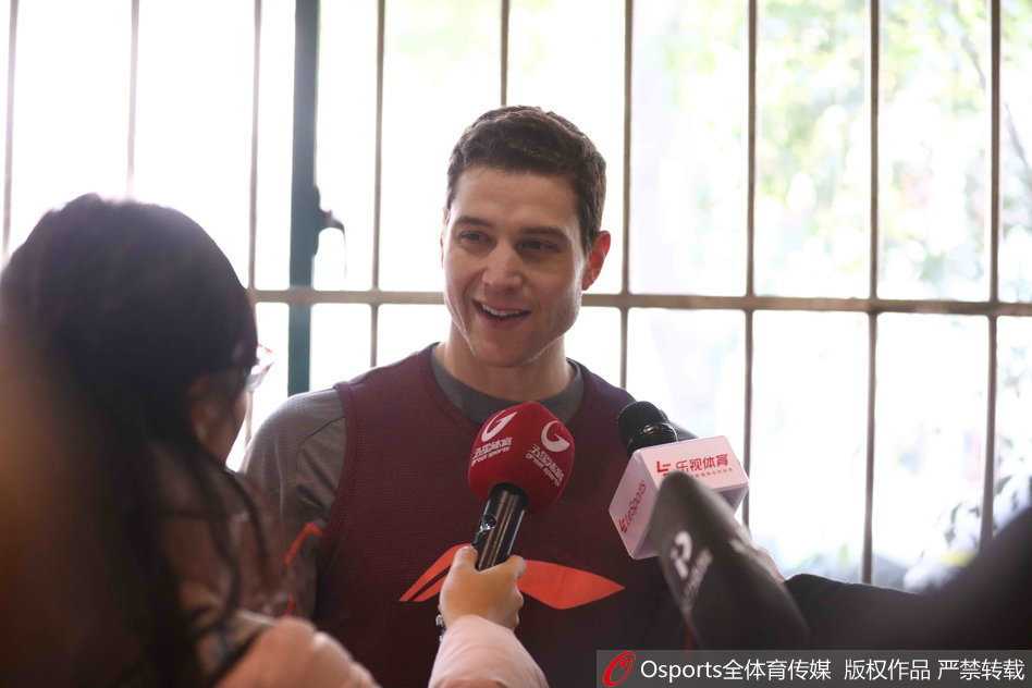 训练结束后，全体队员围成一圈高喊加油，团结的氛围预示着他们已准备好为这座城市拼尽全力。