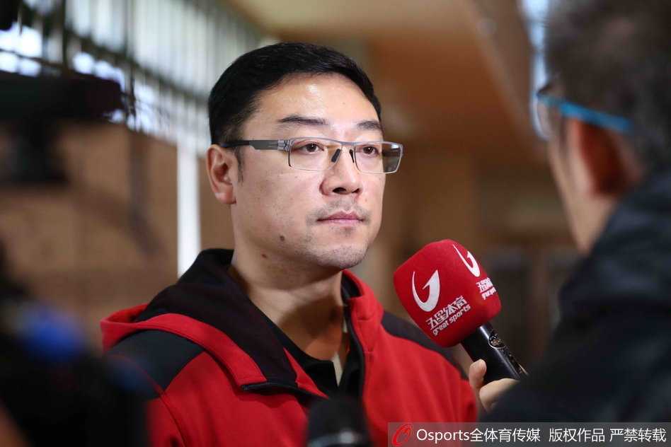 队长张兆旭在篮下强打，肌肉紧绷奋力卡位，他的高度是上海队守护禁区的定海神针。