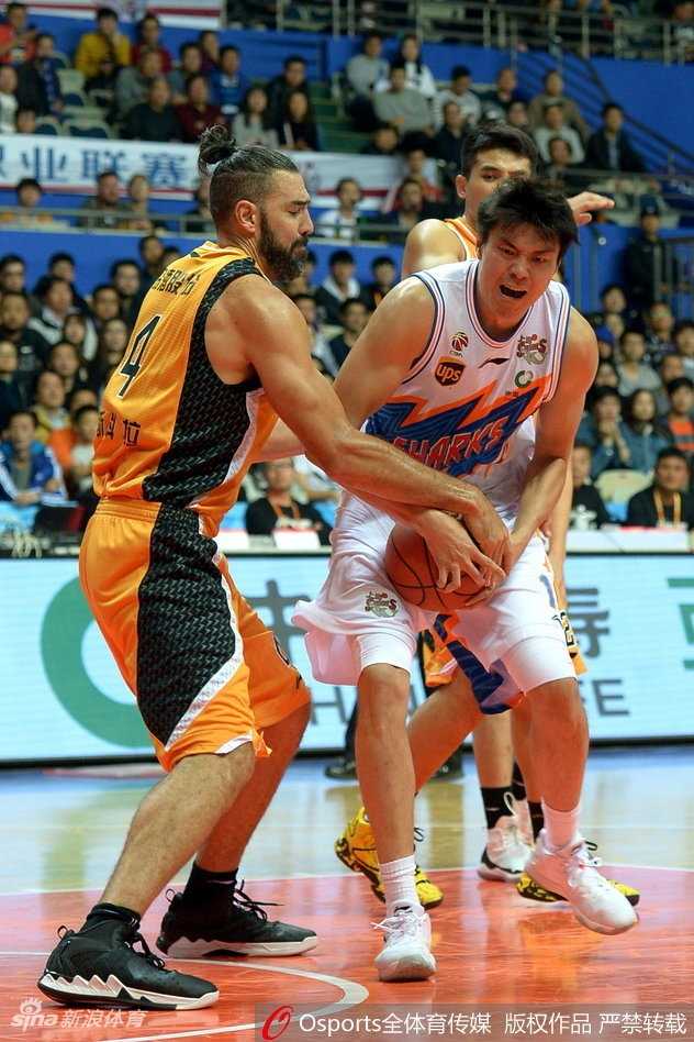 弗神独揽47分掀翻山西 斯科拉华丽两双难救主 詹宁斯试图突破上海队的防线,他贡献了23分和8次助攻,但末节的风头完全被弗神盖过。