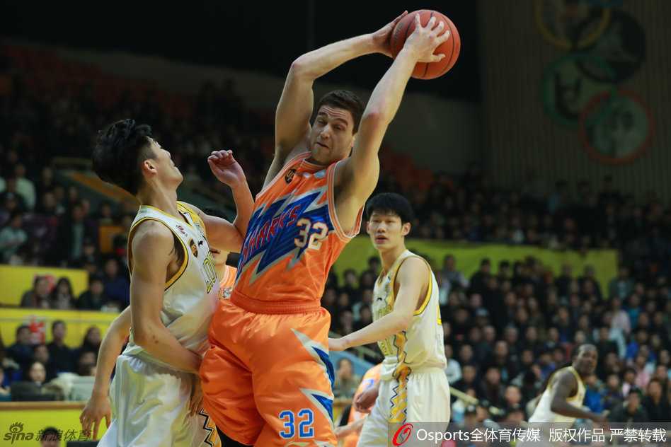 弗雷戴特与他的对手们:一则关于CBA江湖的对抗与合作叙事 弗雷戴特在三人包夹下强行起跳,眼神坚毅,仿佛整个球场都在他的掌控之中