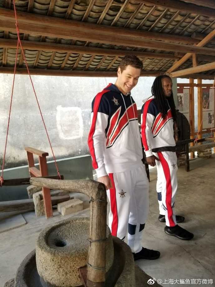 傍晚深圳湾公园，三位球员以大海和落日为背景合影留念，笑容轻松惬意。