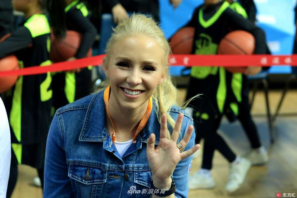 灯光映照下，弗雷戴特的母亲双手轻轻合十置于胸前，眉眼间饱含牵挂与祈盼，她身旁的爱妻则目不转睛盯着场内，仿佛在用目光为爱人输送着无穷能量