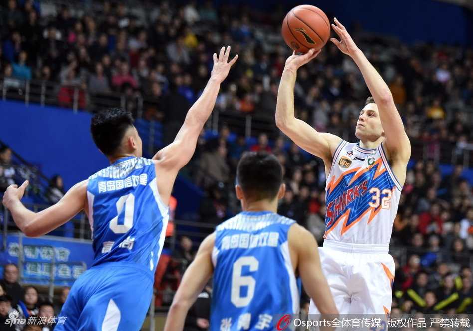 罗汉琛在人群中穿梭，眼神坚定而犀利，他如尖刀一般撕开青岛队的防线，为这场关键战役注入了本土球员的激情与力量。