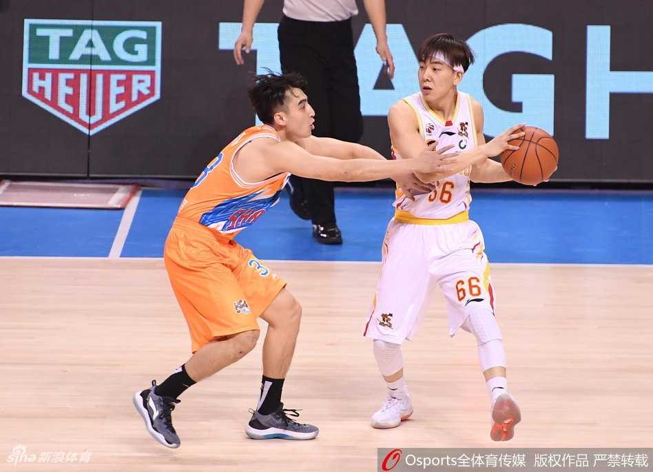 弗雷戴特狂轰四十八分闪耀金陵,希克森空砍四十加二十五独木难支 董瀚麟在希克森头顶完成双手灌篮,双臂挂框的瞬间,篮架都在颤抖,他用最霸气的方式宣告了禁区的归属权。