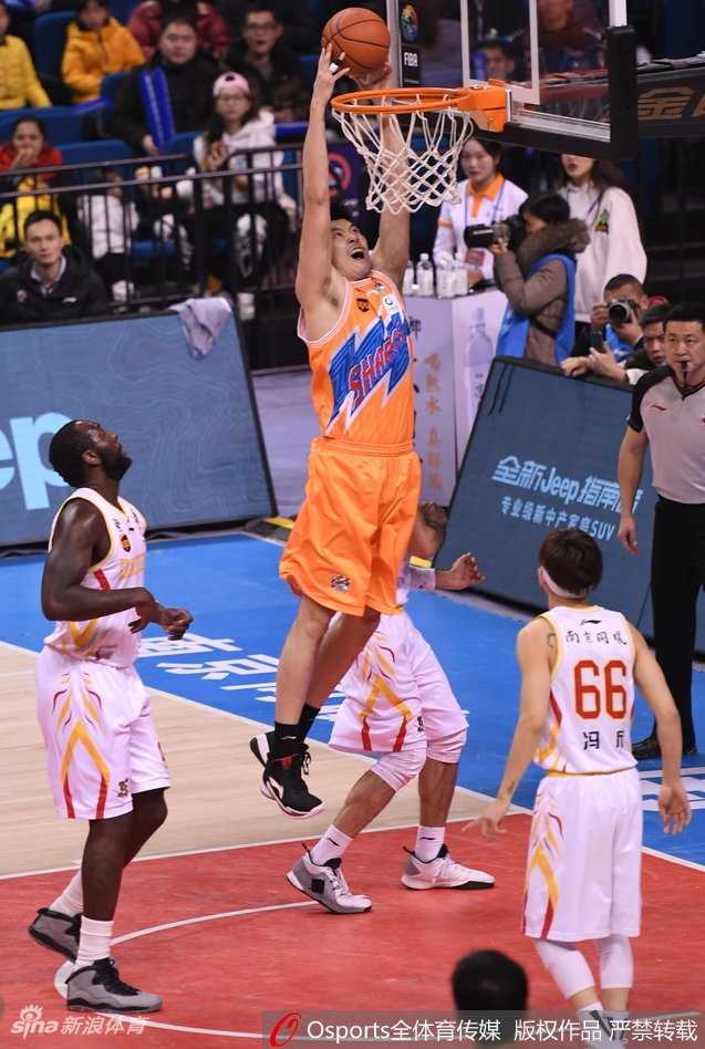 弗雷戴特狂轰四十八分闪耀金陵,希克森空砍四十加二十五独木难支 巴赫拉米背身单打,如同一位沉稳的指挥官,他用经验卡住位置,寻找着队友的跑动路线,随时准备送出致命一传。