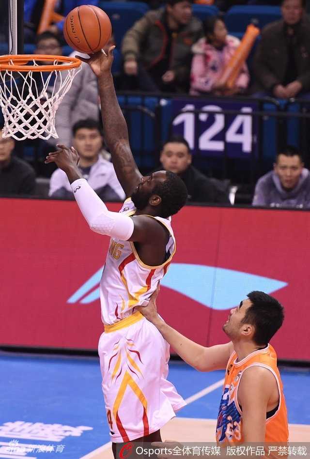 弗雷戴特狂轰四十八分闪耀金陵,希克森空砍四十加二十五独木难支 明纳拉斯迎着防守人干拔跳投,出手点高到难以封盖,皮球离开指尖的瞬间,整个球馆的目光都被这颗决定比分的篮球所吸引。