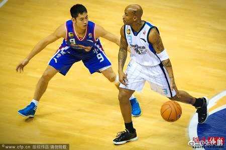 赛后，张庆鹏与马布里在场中央紧紧握手，两人面带微笑，用男人的方式告别，这一握象征着一段传奇的终结和新篇章的开始