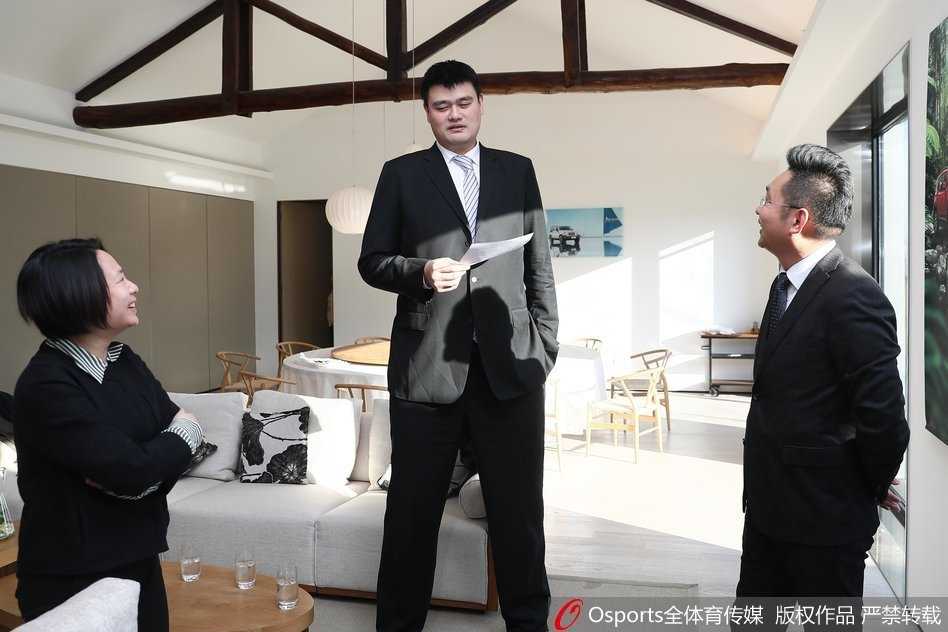 姚明接过Jeep品牌方赠送的精致车模，他微微低头端详，仿佛在思考这辆“全能伙伴”将如何助力CBA联赛开启新篇章。